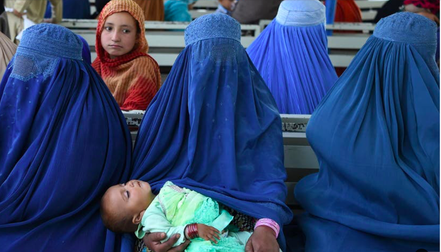 Người-phụ-nữ-Afghanistan-trong-ngàn-mặt-trời-rực-rỡ